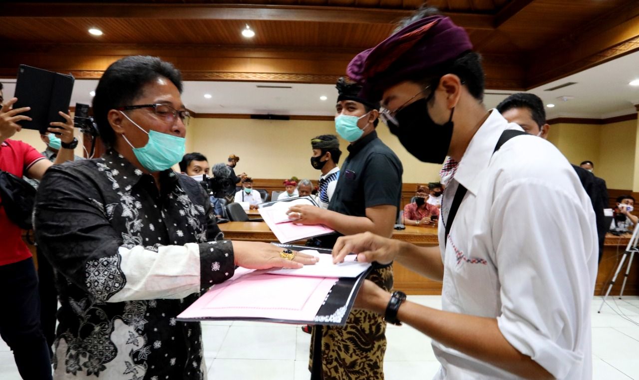 podiumnews.com-Giri Prasta Serahkan Hadiah Lomba dan Video Pembuatan Ogoh-ogoh